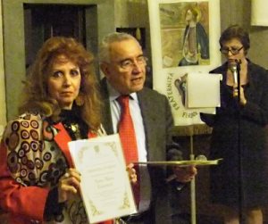 l'artista Anna Maria Guarnieri con il presidente dell'ANLA dott. Vincenzo D'Angelo