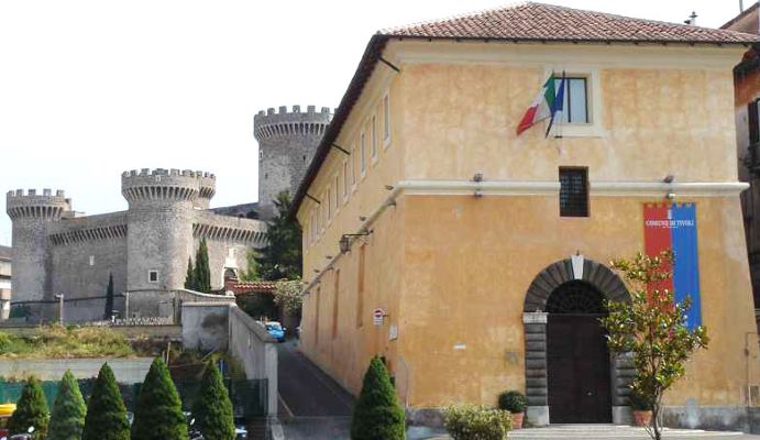 Le Scuderie Estensi e dietro la Rocca Pia